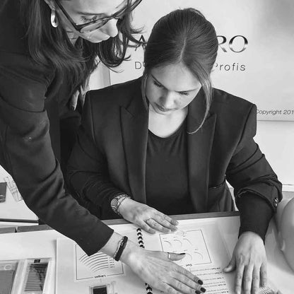 Profi Wimpernstylistin